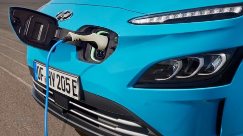 Nový Hyundai Kona Electric se nabíjí.